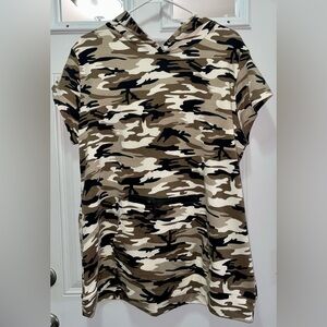 Men’s L  Short Sleeve Camouflage Shirt With Hood And Front Zipper Pocket NWT